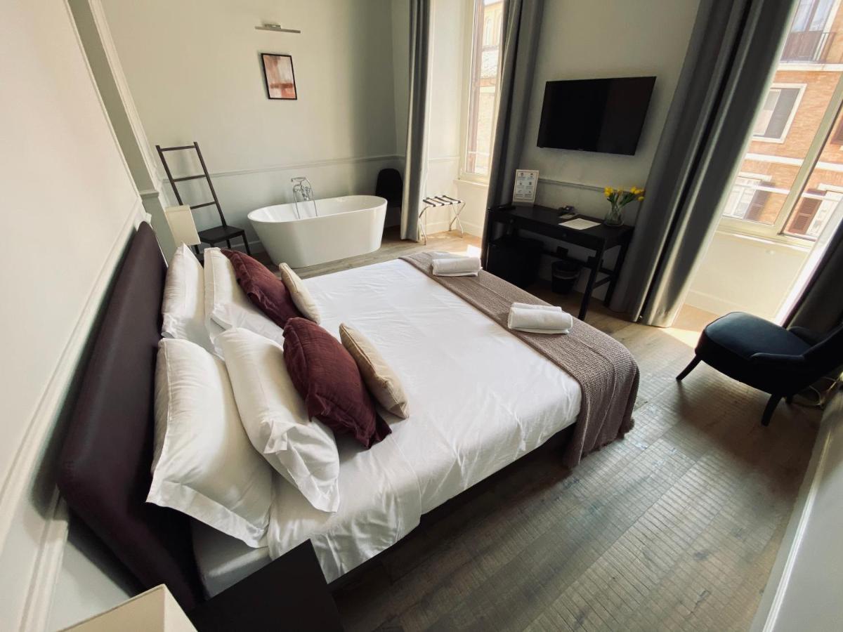 Deluxe Double Room Bath